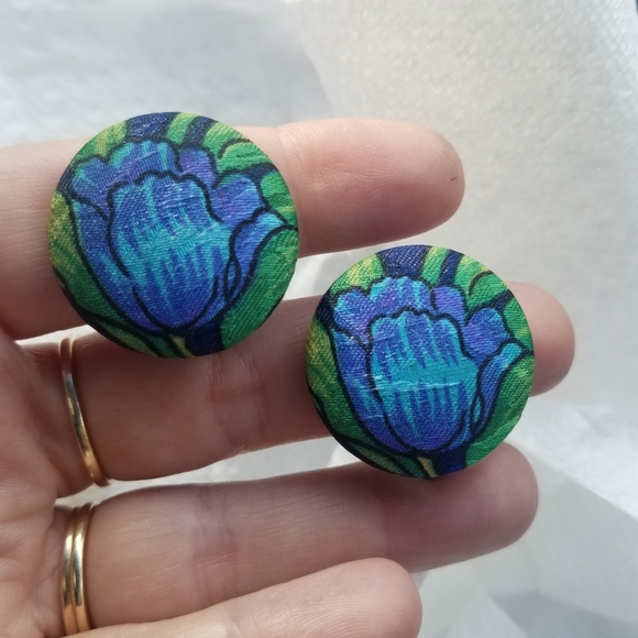 Vintage blue flowers clip on fabric covered - Picture 2 of 13